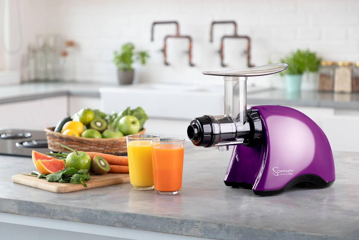 Sana 707 juicer vijoličen v kuhinji